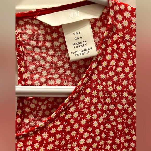 H&M red top with little white flowers, size 6 - Picture 4 of 4